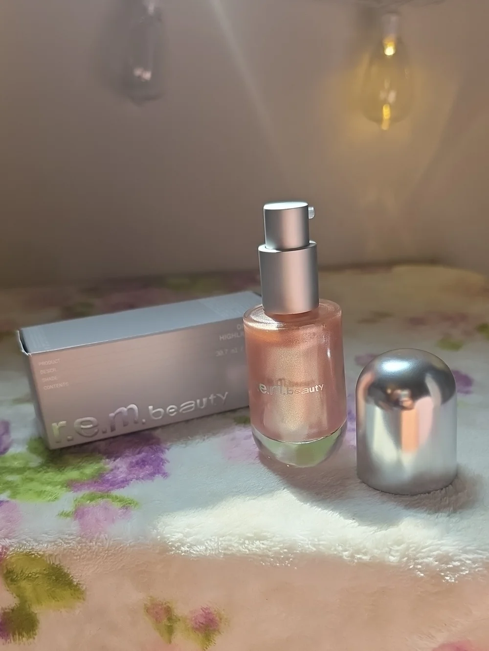 r.e.m. Beauty Dreamglow Highlight Serum In QUARTZ